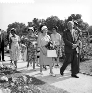 Mevrouw Ben Goerion op Floriade, tijdens de rongang in het Rosarium, Bestanddeelnr 911-3605