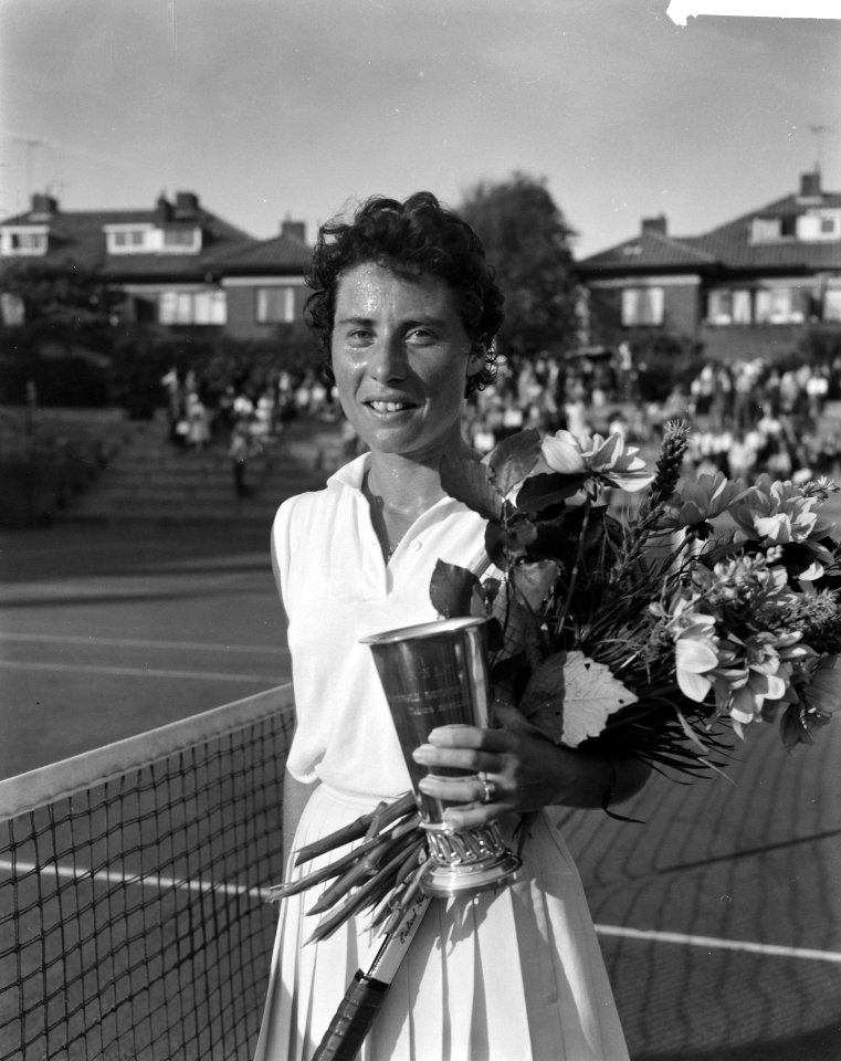 Mevrouw Eva de Jong Nederlandse tenniskampioene, gespeeld op de METS-banen te Sc, Bestanddeelnr 914-2194