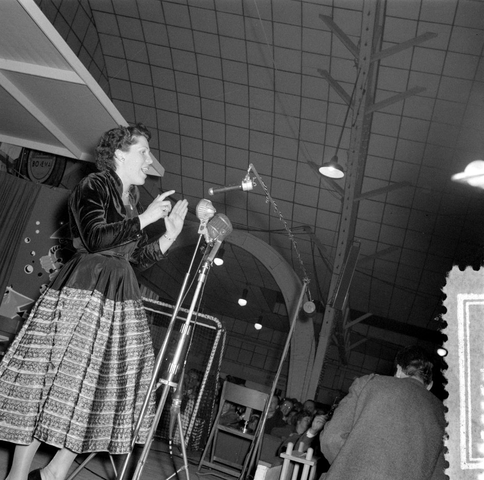 Mevr J de Boer-Spoelstra uit Harlingen op de huishoudbeurs in het RAI-gebouw t, Bestanddeelnr 908-4549