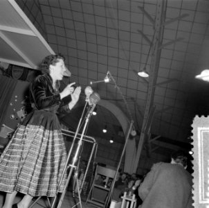 Mevr J de Boer-Spoelstra uit Harlingen op de huishoudbeurs in het RAI-gebouw t, Bestanddeelnr 908-4549