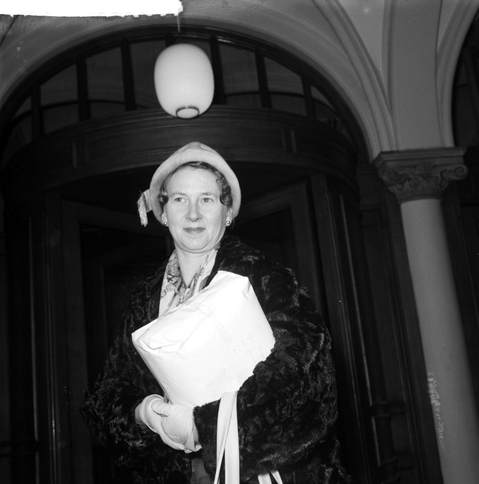 Mevrouw EM Dommeck-van Gemert op audientie bij minister Beerman, Bestanddeelnr 911-8301
