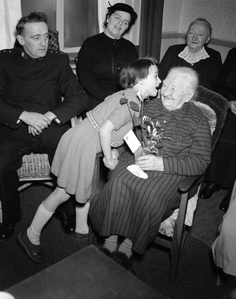 Mevr. Neeltje van Velzen te Dordrecht 106 jaar, Bestanddeelnr 908-2551