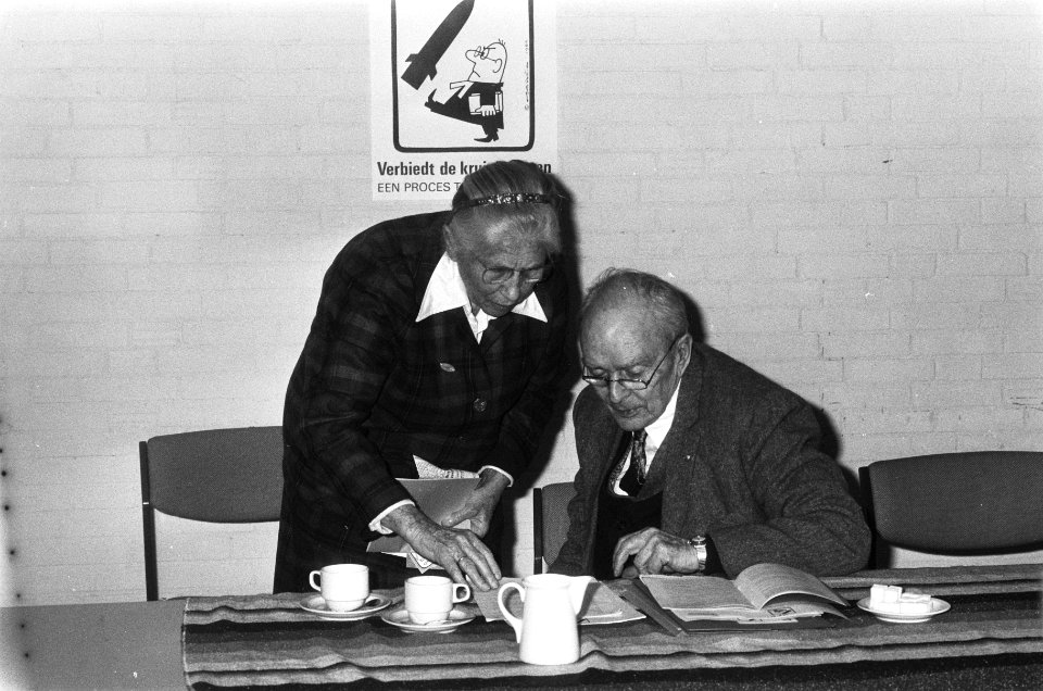 Mevr. D. van Albada-Jensma (l.) van de Stichting Verbiedt de Kruisraketten en Se, Bestanddeelnr 933-5896