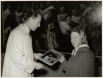 Mevr. R. Borghouts is in 1953 de 20.000ste bezoeker van het Frans Halsmuseum. wethouder D.J.A. Geluk overhandigt haar een boek. NL-HlmNHA 54004257