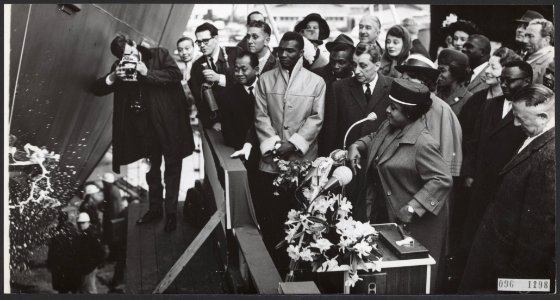 Mevrouw A. Tubman, echtgenote van de president van Liberia, bij de tewaterlating, Bestanddeelnr 096-1198