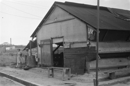 Mevr. Spoor (in het uniform van een luitenant van het Vrouwenkorps KNIL) verlaat, Bestanddeelnr 67-1-4