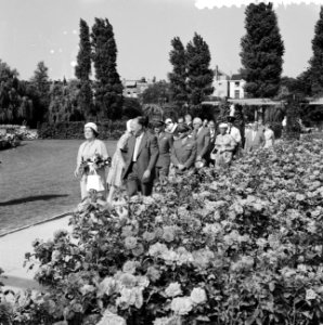 Mevrouw Ben Goerion op Floriade, tijdens de rongang in het Rosarium, Bestanddeelnr 911-3604