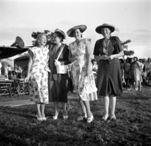 Mevrouw Boogh (tweede van rechts) met drie andere dames bij de voetbalwedstrijd , Bestanddeelnr 252-6928
