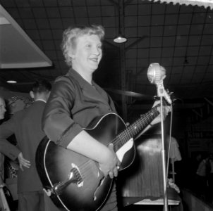 Mevr J de Boer-Spoelstra uit Harlingen op de huishoudbeurs in het RAI-gebouw t, Bestanddeelnr 908-4547