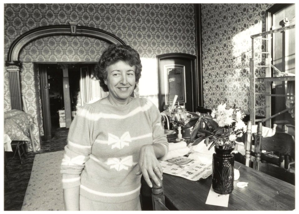 Mevr. v.d. Wal, manager van het pas verbouwde hotel Waldor (voorheen Faasse) aan de Jansweg 40. NL-HlmNHA 54014466