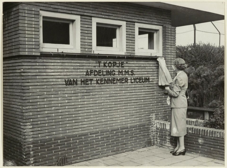 Mevrouw den Tex opent de nieuwe afdeling van het Kennemer Lyceum, MMS Het Kopje op 3 september 1953. NL-HlmNHA 54004205