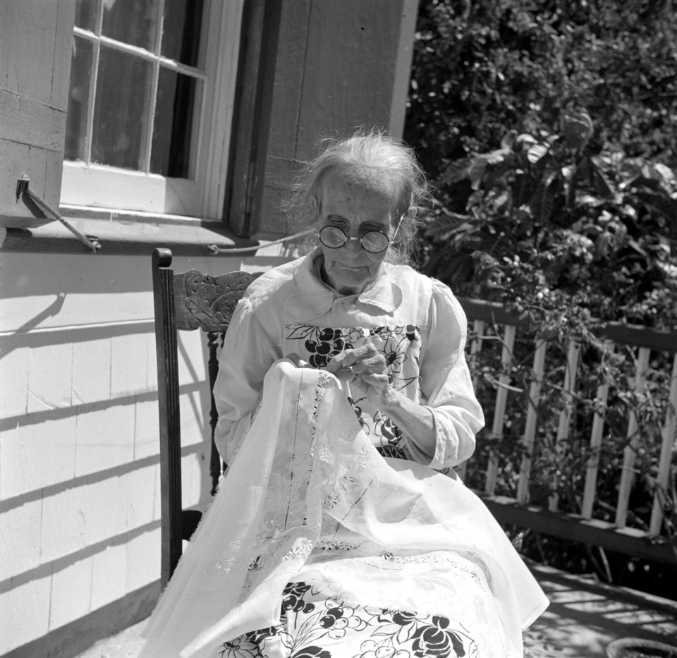 Mevrouw Eleanor Hassell, 80 jaar, aan het borduren in het dorp Windwardside op S, Bestanddeelnr 252-8273