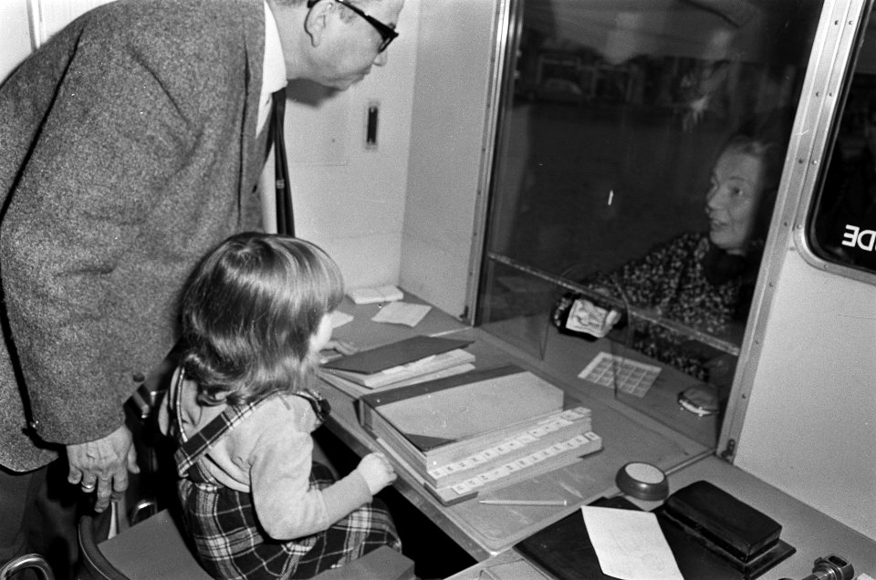 Mevrouw Emma van Hall-Nijhoff aan het loket bij haar aankoop van de kinderpostze, Bestanddeelnr 919-7921