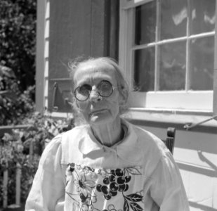 Mevrouw Eleanor Hassell, 80 jaar, in het dorp Windwardside op Saba, Bestanddeelnr 252-8274