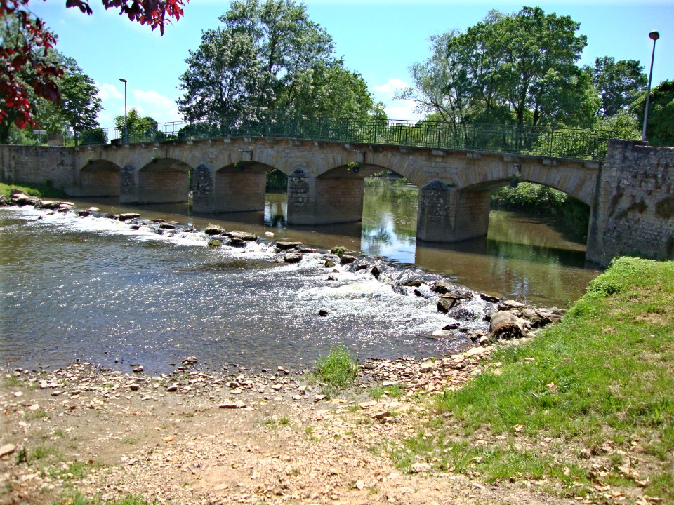 Messeugne (Savigny-sur-Grosne, Saône-et-Loire, Fr) La Grosne, le pont