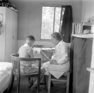 Mevrouw dr. Lotte Steinitz, kinderarts en -psychologe, aan het werk in haar prak, Bestanddeelnr 255-0146