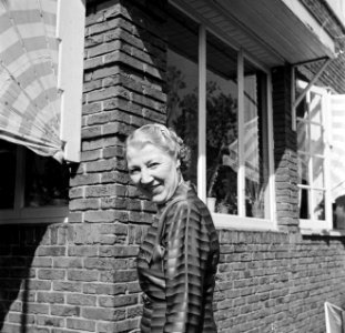 Mevrouw Dellaert voor het huis, Bestanddeelnr 254-2458