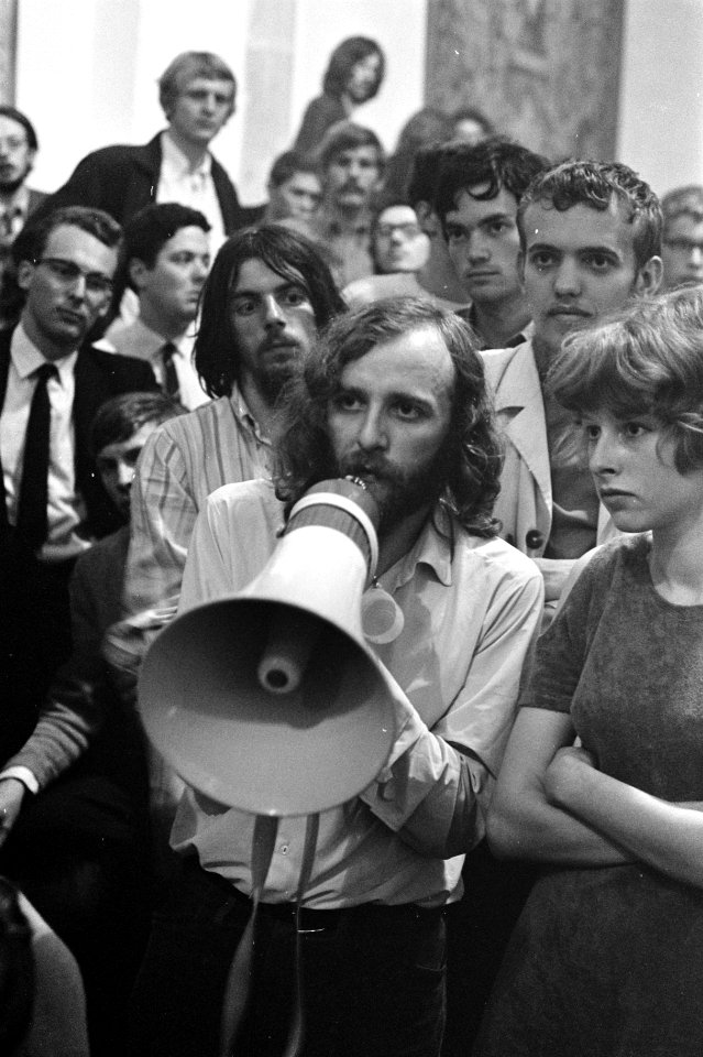Met een megafoon worden de studenten toegesproken, Bestanddeelnr 922-5417