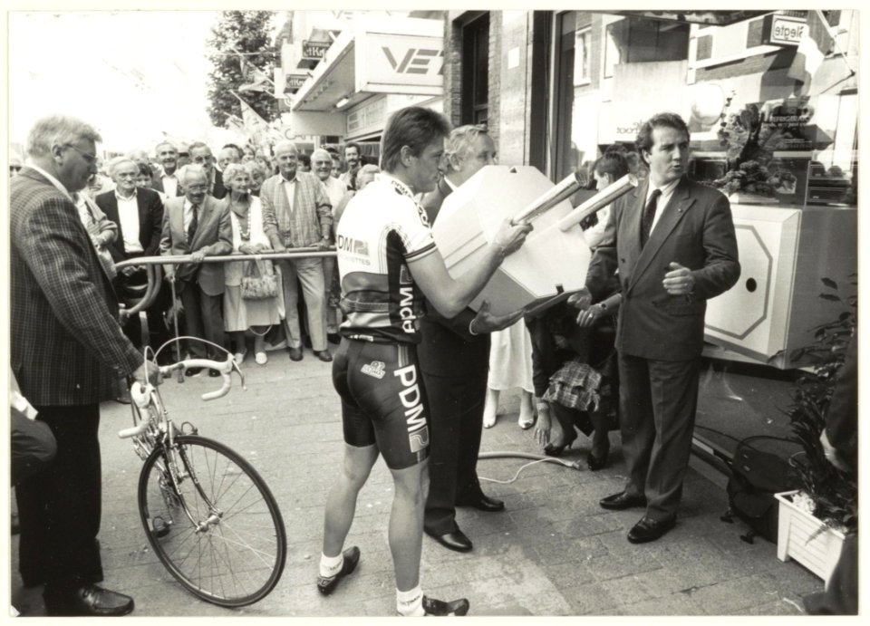 Met een gigantische stekker verrichte wielrenner Gerrie Knetemann de opening van Wastora in de Grote houtstraat. NL-HlmNHA 54023536