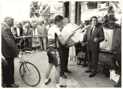 Met een gigantische stekker verrichte wielrenner Gerrie Knetemann de opening van Wastora in de Grote houtstraat. NL-HlmNHA 54023536