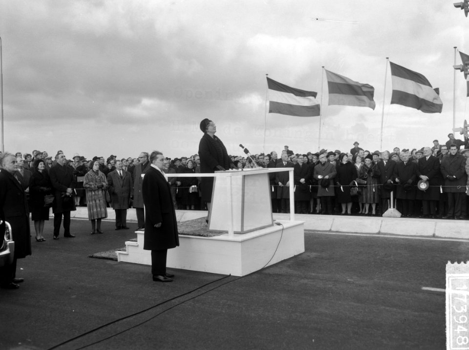 Met een druk op de knop opende koningin Juliana de brug officieel voor het verke, Bestanddeelnr 917-3948