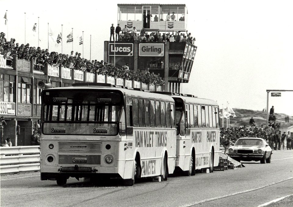 Met een snelheid van 155 km per uur, raasde de jonge belg René Pierre door twee autobussen op het Zandvoortse circuit. Aangekocht in 1983 van fotograaf C. de Boer. - Negatiefnummer 23079 k 9, NL-HlmNHA 54013844 01
