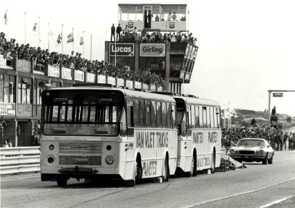 Met een snelheid van 155 km per uur, raasde de jonge belg René Pierre door twee autobussen op het Zandvoortse circuit. Aangekocht in 1983 van fotograaf C. de Boer. - Negatiefnummer 23079 k 9, NL-HlmNHA 54013844 01