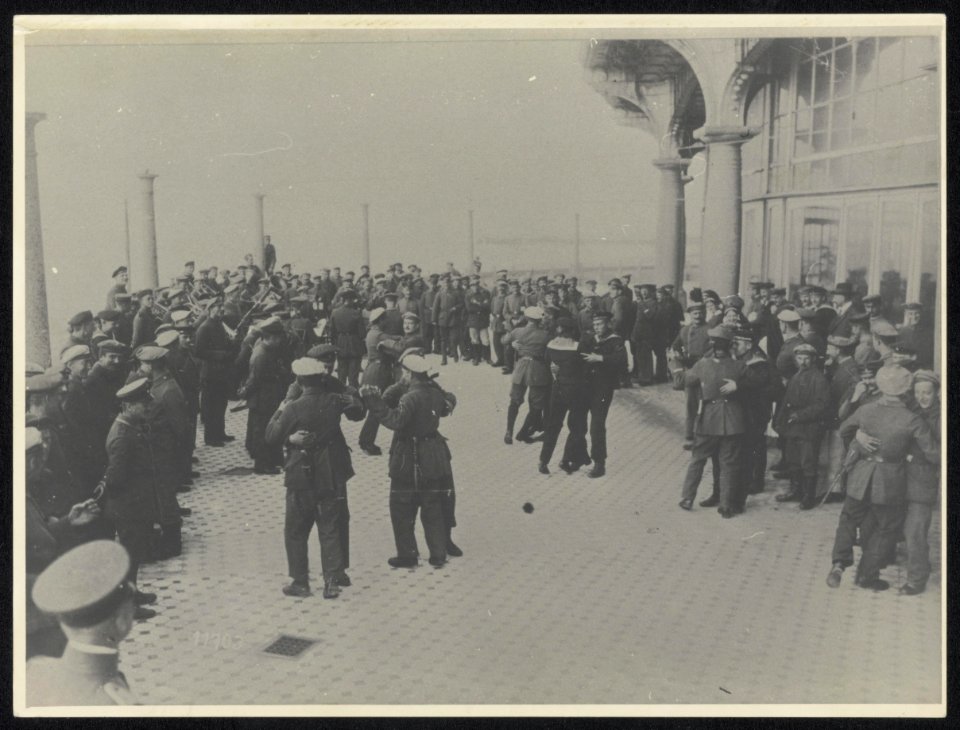 Met elkaar dansende soldaten en matrozen onder begeleiding van de muziek van een, Bestanddeelnr 158-0510
