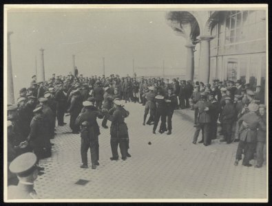 Met elkaar dansende soldaten en matrozen onder begeleiding van de muziek van een, Bestanddeelnr 158-0510