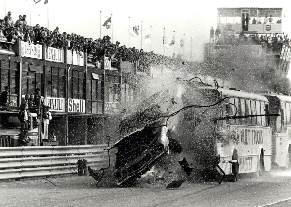 Met een snelheid van 155 km per uur, raasde de jonge belg René Pierre door twee autobussen op het Zandvoortse circuit. Aangekocht in 1983 van fotograaf C. de Boer. - Negatiefnummer 23079 k 18-18a. - G