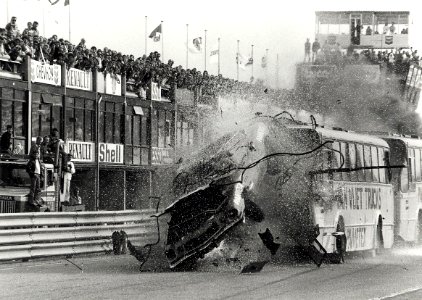 Met een snelheid van 155 km per uur, raasde de jonge belg René Pierre door twee autobussen op het Zandvoortse circuit. Aangekocht in 1983 van fotograaf C. de Boer. - Negatiefnummer 23079 k 18-18a. - G