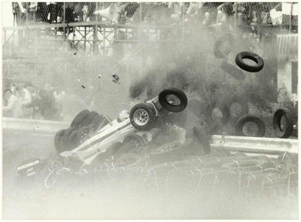 Met 250 km per uur vliegt René Arnoux tijdens de Grand Prix uit de bocht. NL-HlmNHA 54003947