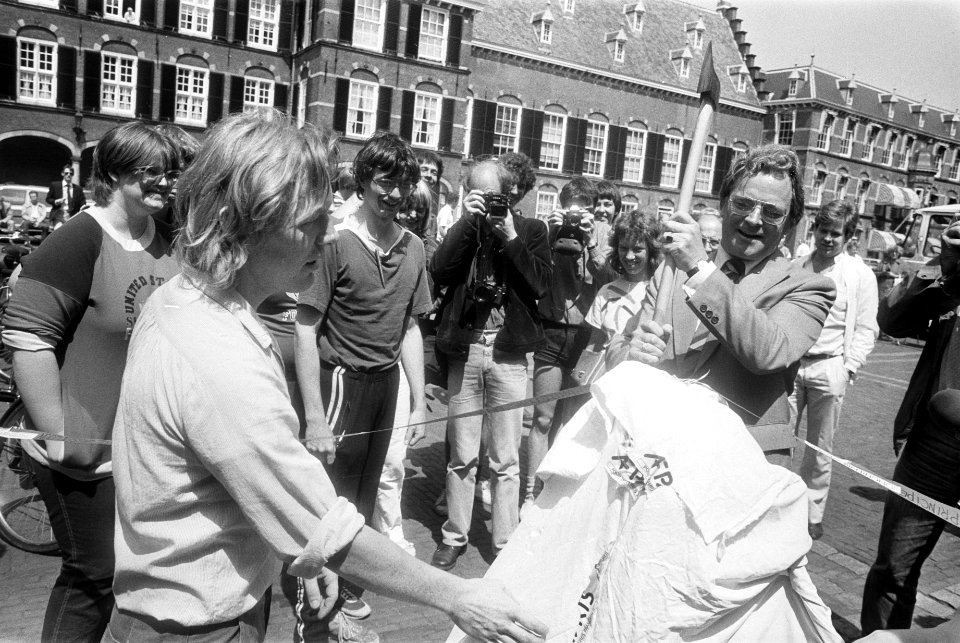Met een bijl hakt hij een lint door en slaat daarbij tegelijk een, een jongere v, Bestanddeelnr 932-6137