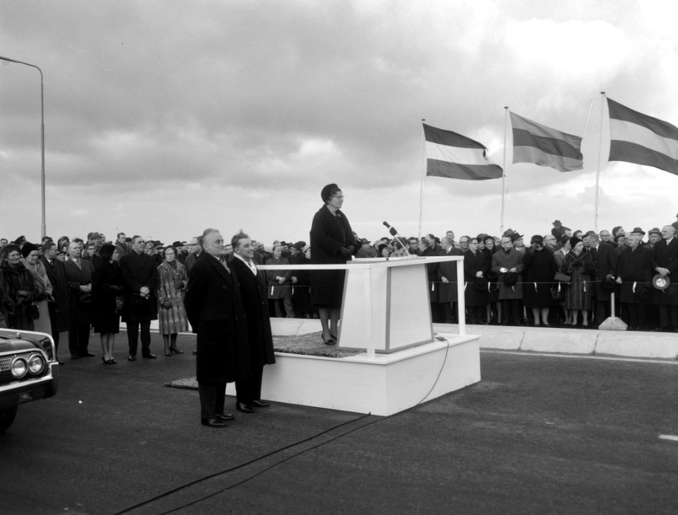 Met een druk op de knop opent koningin Juliana de brug officieel voor het verkee, Bestanddeelnr 917-3951
