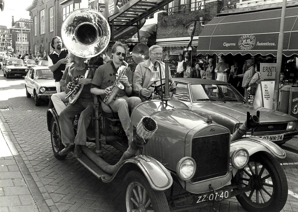 Met een swingende streetparade is het Zandvoortse Jazzfestival losgebarsten. De Basin Street Five opende het festival door met een old-timer brandweerwagen luid spelend door de dorpskom te t, NL-HlmNHA 54014457