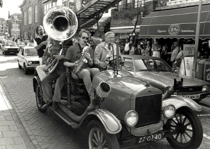 Met een swingende streetparade is het Zandvoortse Jazzfestival losgebarsten. De Basin Street Five opende het festival door met een old-timer brandweerwagen luid spelend door de dorpskom te t, NL-HlmNHA 54014457