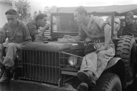 Met de foeragewagen werd een tocht naar de Huzaren op de buitenposten op Sumatra, Bestanddeelnr 1765-4-2