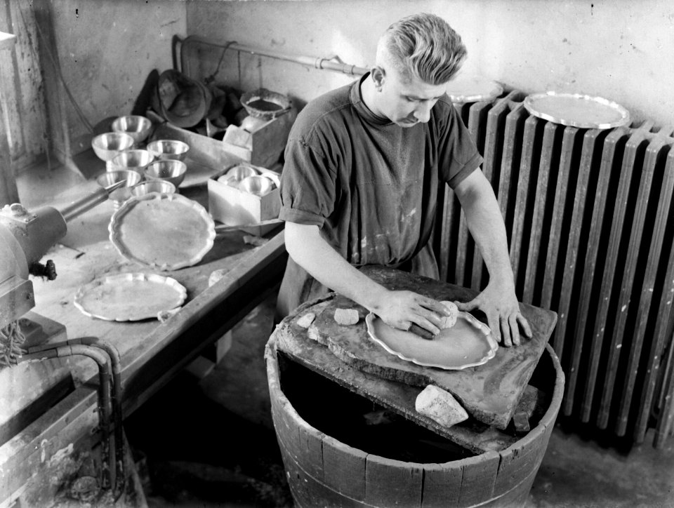 Met de hand nabewerken van zilveren producten bij de fa Gerritsen & Van Kempen , Bestanddeelnr 190-0521