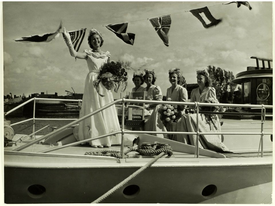 Met een jacht arriveerde de Haarlemse Bloemenkoningin aan het Noorder Buiten Spaarne. NL-HlmNHA 5400467462