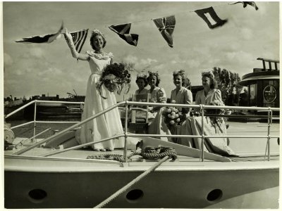 Met een jacht arriveerde de Haarlemse Bloemenkoningin aan het Noorder Buiten Spaarne. NL-HlmNHA 5400467462
