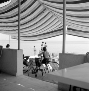 Met een gestreept zeil overdekt cafeterras aan de oever van het meer van Tiberia, Bestanddeelnr 255-4098