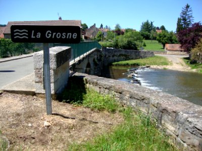 Messeugne (Savigny-sur-Grosne, Saône-et-Loire, Fr) La Grosne (avec panneau)