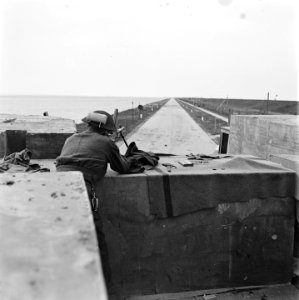 Met de bevrijding van Noord Nederland hebben de geallieerde troepen de stellinge, Bestanddeelnr 900-2690