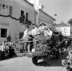 Met dennenbomen versierde wagen in de optocht bij de oogstfeesten, Bestanddeelnr 254-1893