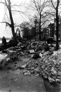 Met behulp van een grijper en bulldozer wordt een enorme berg vuil langs de Amst, Bestanddeelnr 932-0410
