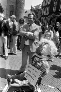 Met een bijl hakt hij een lint door en slaat daarbij tegelijk een, een jongere v, Bestanddeelnr 932-6138