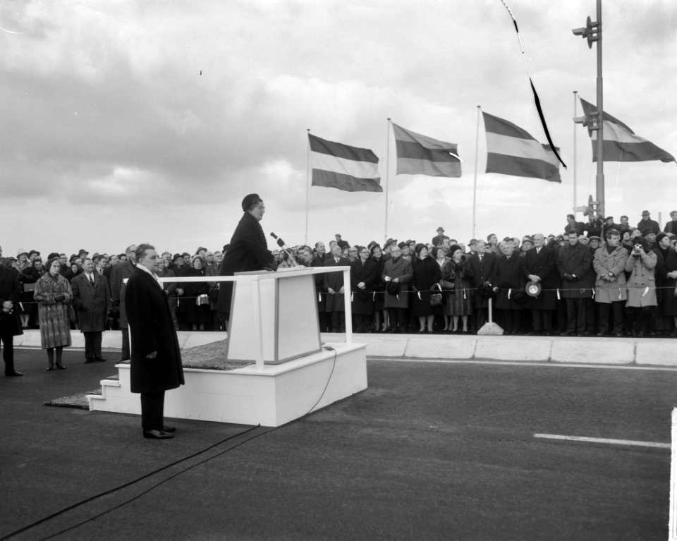 Met een druk op de knop opent koningin Juliana de brug officieel voor het verkee, Bestanddeelnr 917-3950