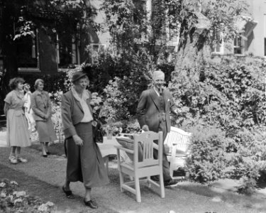 Mervrouw Roosevelt in de tuin van de burgemeesterswoning, Bestanddeelnr 904-0343