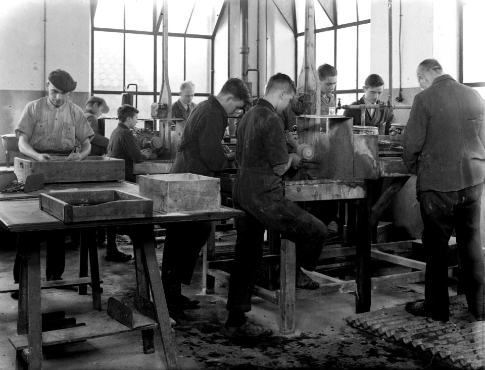 Met de hand of met machines nabewerken bij de fa Gerritsen & Van Kempen in Zeis, Bestanddeelnr 190-0529