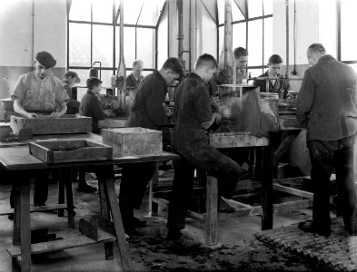 Met de hand of met machines nabewerken bij de fa Gerritsen & Van Kempen in Zeis, Bestanddeelnr 190-0529